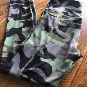 Zyia active Camo Capri leggings 6/8